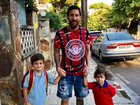Đưa con đi học, Messi 'doạ chết' người nhìn