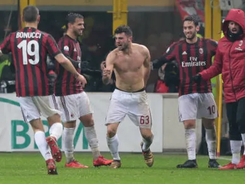 Đưa Milan vào bán kết, người hùng Cutrone chẳng ngại 'ăn thẻ'