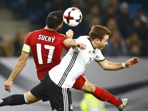 Anh, Đức khẽ chạm vào vé World Cup