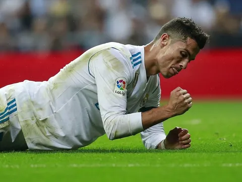 Đừng so với Messi, Ronaldo giờ còn tệ hơn cả Paulinho