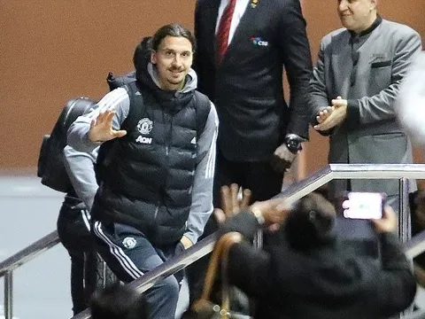 Được hứa hẹn suất đá chính, Ibrahimovic tươi tắn vẫy tay chào NHM ở Lowry