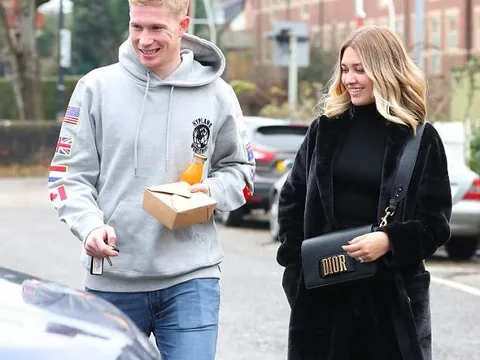 Được nghỉ ngơi, De Bruyne tranh thủ 'tình tứ' cùng vợ mới cưới