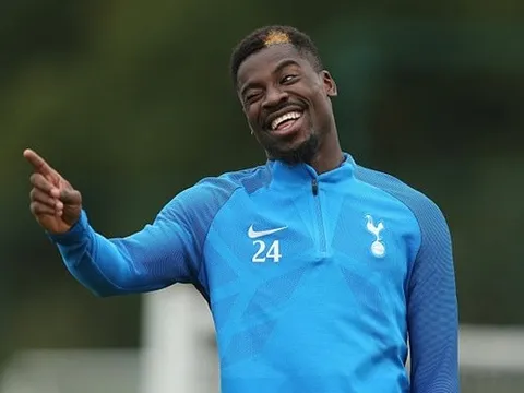 Được Pochettino tin dùng, Aurier cười khoái trá trên sân tập