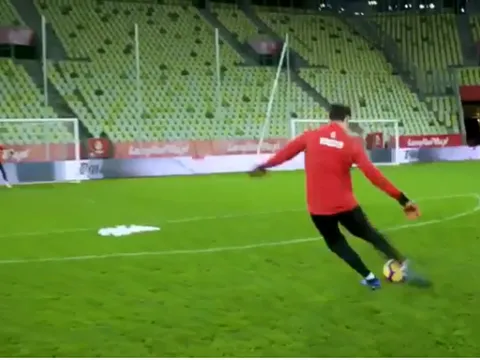 Được Ronaldo chỉ bảo, trình sút phạt của Szczesny tăng đột biến