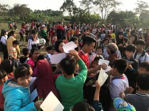 Đình Trọng, Tiến Dũng bị "bắt cóc" trên quê nhà Duy Mạnh