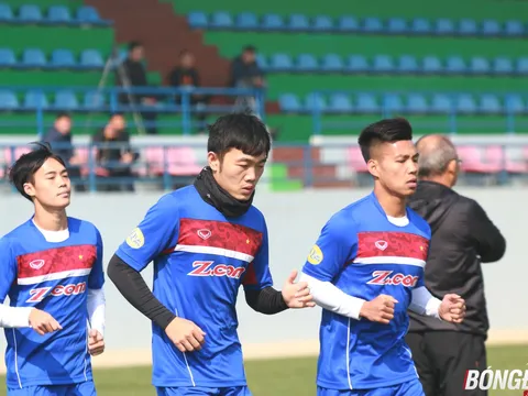Duy Mạnh ngồi ngoài, Xuân Trường "cóng" trước cái lạnh của Hà Nội