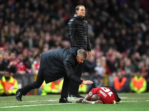 Vừa được gia hạn, công thần Man Utd đã bị fan Quỷ đỏ xua đuổi