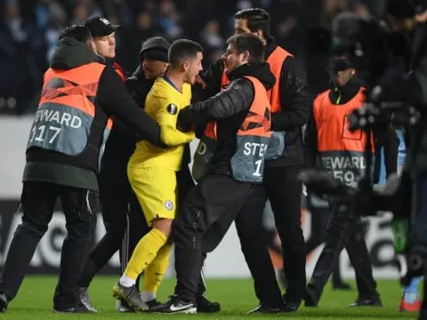 Hazard gặp sự cố với CĐV quá khích