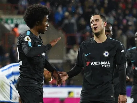 Eden Hazard trao lại giải thưởng Cầu thủ xuất sắc nhất trận cho đồng đội