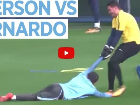 Ederson kéo lê Bernardo Silva trong buổi tập của Man City