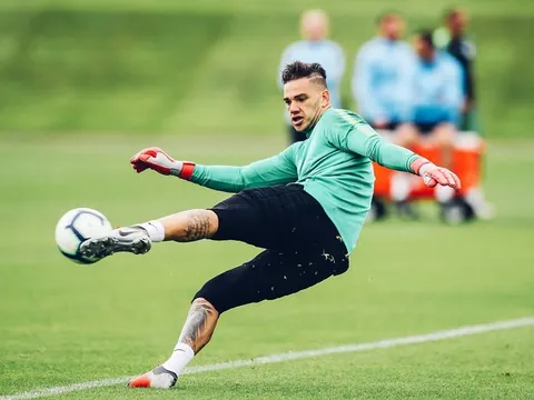 Ederson khiến dàn sát thủ Man City lác mắt với cú sút 'búa bổ'
