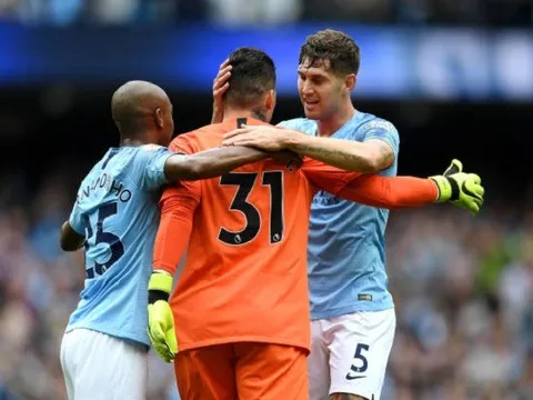 Ederson khiến đồng đội tròn mắt với pha kiến tạo không tưởng