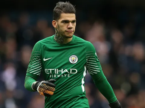 Ederson Moraes chơi cực kì chắc chắn trước Shakhtar Donetsk