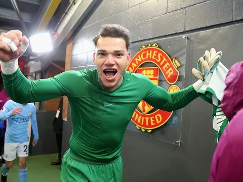 Ederson tái hiện 'điệu cười dễ ghét' trong buổi tập của Man City