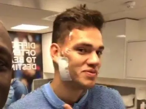 Ederson tự tin khoe thẹo sau cú vào bóng của Mane