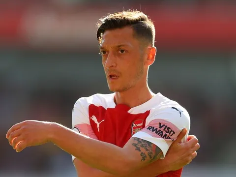 Emery chính thức lên tiếng về quyết định bỏ rơi Ozil