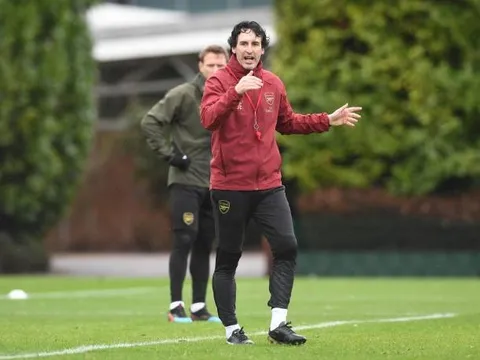 Emery quát tháo, yêu cầu học trò rèn thể lực theo cách không tưởng