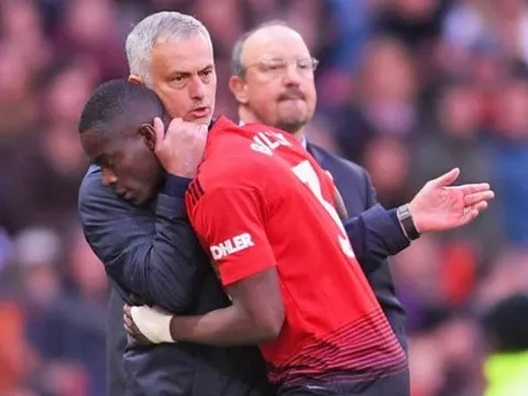 Mourinho hành xử bất ngờ với Bailly sau khi thay ra ngay phút 19