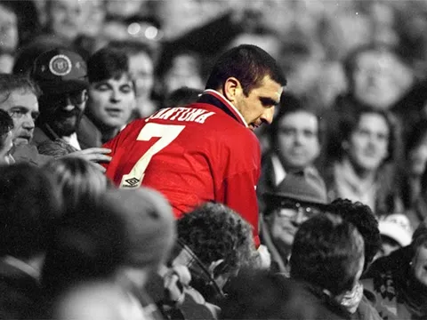 24 năm cú kung-fu của Cantona và phút yếu mềm của kẻ điên