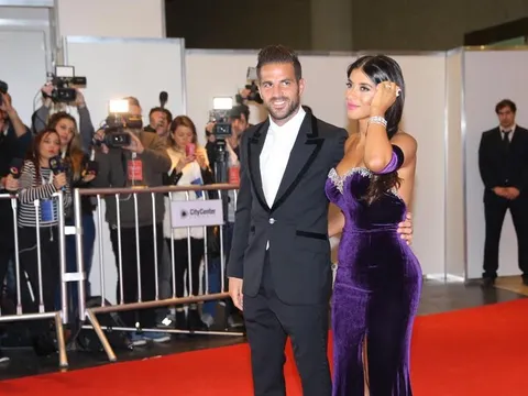 Fabregas chính thức 'đeo gông' với 'máy bay bà già'