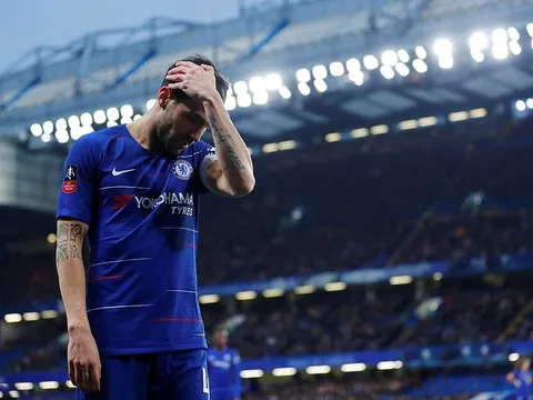 Fabregas hỏng pen trong trận cầu chia tay Chelsea