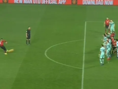 Fan Arsenal "bốc hỏa" vì bàn thắng việt vị của Martial