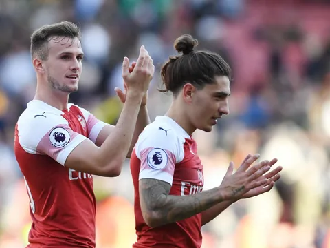 Fan Arsenal đồng loạt đòi Emery trả công bằng cho một cái tên