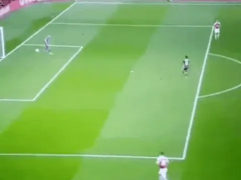 Fan Arsenal thất kinh với Bernd Leno ngay phút thứ nhất trận Brentford