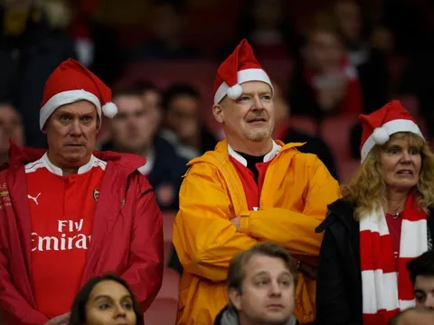 Fan Arsenal và Liverpool biểu tình đòi hủy trận đấu vào Giáng Sinh