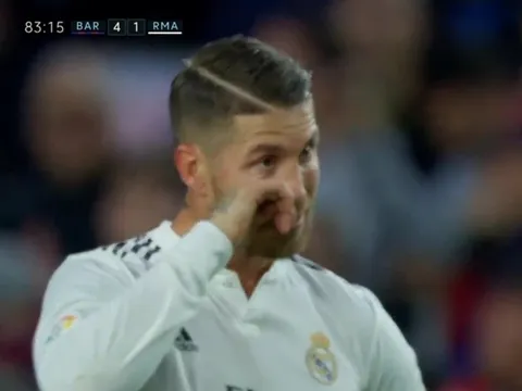 Fan Barca phấn khích vì biểu cảm của Ramos sau bàn thua thứ 4