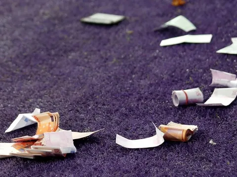 Fan Bayern rải 'tiền' xuống sân để phản đối giá vé