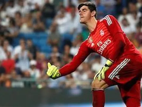 Fan Chelsea hả hê chứng kiến Courtois 'nhặt bóng' tại Real