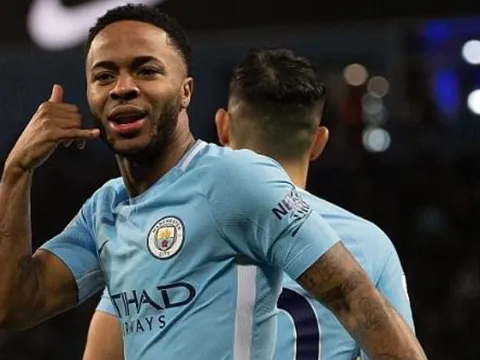 Fan Chelsea hát vang điều gì về Sterling trên sân Stamford Bridge?