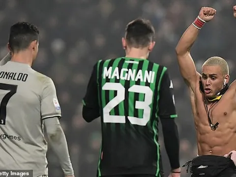 Fan cuồng phấn khích khi được ôm Ronaldo ngay trên sân