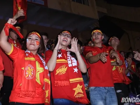 CĐV đội mưa, phủ kín sân Hàng Đẫy cổ vũ U23 Việt Nam