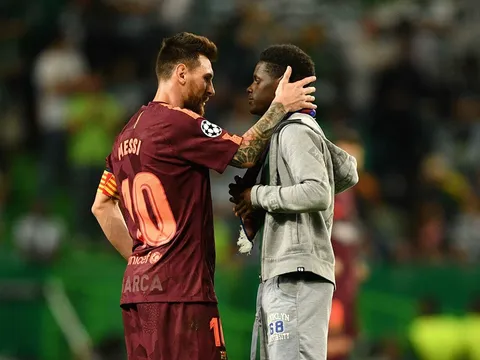 Fan lao vào sân hôn chân Messi giữa tiếng hô vang "Ronaldo"