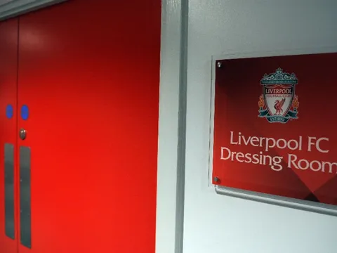 Fan Liverpool choáng váng khi thấy thảm họa đá chính