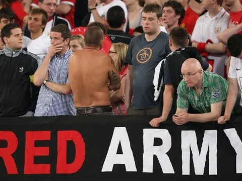 Fan Liverpool giễu cợt NHM Man Utd sau thất bại đáng xấu hổ