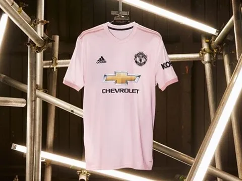 Fan Man Utd "nổi điên" với đội nhà vì mẫu áo mới