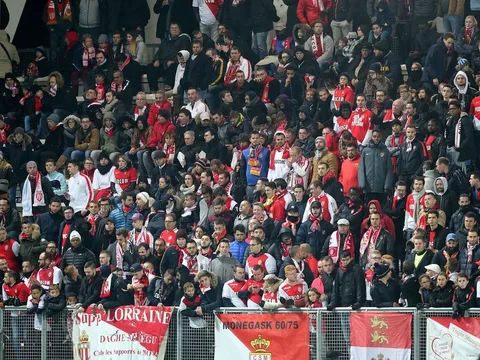 Fan Monaco 'chết lặng' nhìn đội nhà chia điểm với Amiens