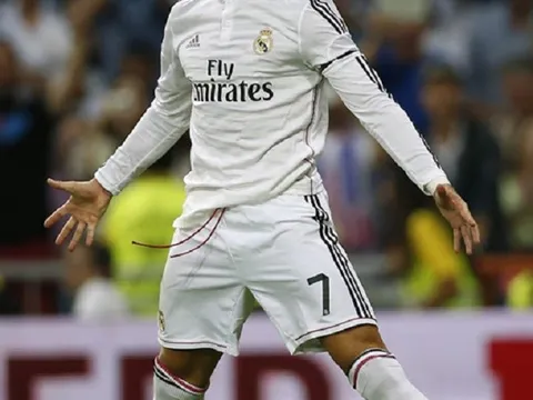 Fan nhí gây sốt khi tái hiện pha ăn mừng thương hiệu của Cristiano Ronaldo