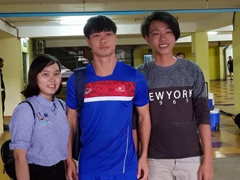 Fan nữ đội mưa, chờ 5 tiếng vì Công Phượng