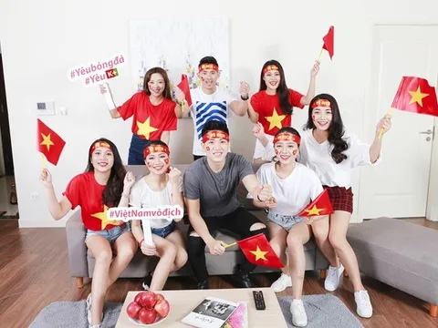 Fan nữ K+ “hô biến” phòng khách thành sân vận động cổ vũ đội tuyển Việt Nam