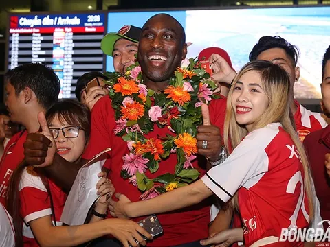 Fan nữ Việt cuồng nhiệt khiến huyền thoại Arsenal bối rối