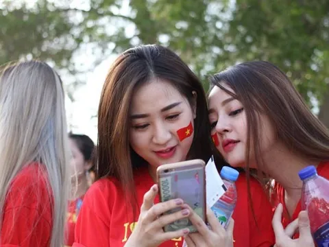 Fan nữ Việt cháy hết mình "tiếp lửa" ĐT Việt Nam trên đất UAE