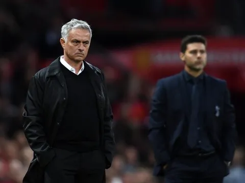 Fan Tottenham hát vang điệp khúc "Mourinho bị sa thải..." ngay trên sân Old Trafford