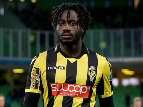 Hậu vệ Chelsea ghi bàn vào lưới nhà từ khoảng cách gần 30 m