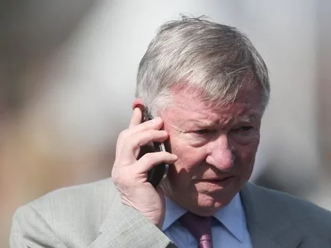 Ai đã buộc Sir Alex Ferguson phải rời M.U hồi Hè 2013?