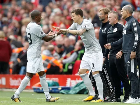 Ferdinand chỉ trích Mourinho vì tung Lindelof vào sân