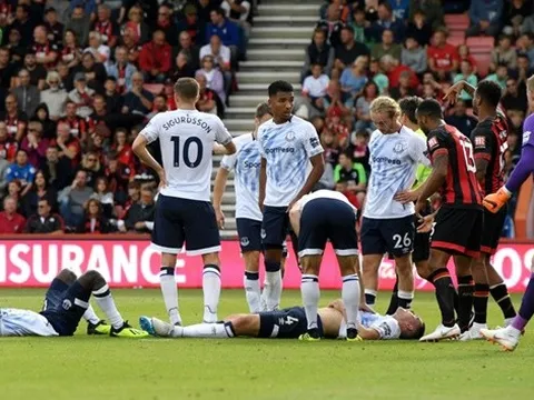 Sao Everton BẤT TỈNH trên sân sau cú va chạm cực mạnh